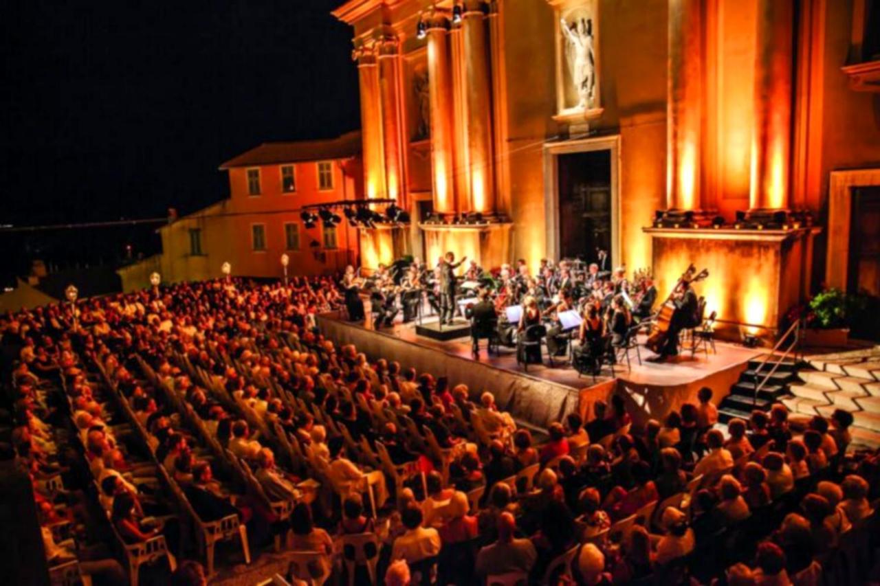Menton, Centre Historique, Vue Mer Екстериор снимка